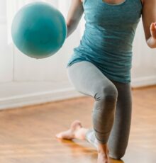 Frau mit Ball in der Lungensportgruppe