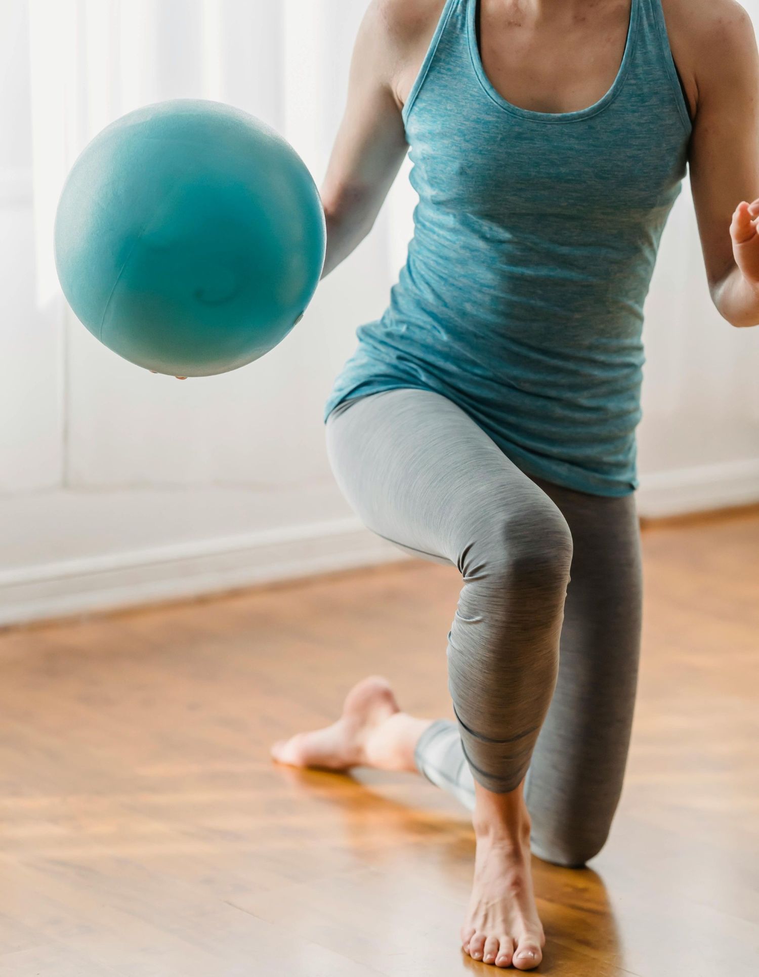 Frau mit Ball in der Lungensportgruppe